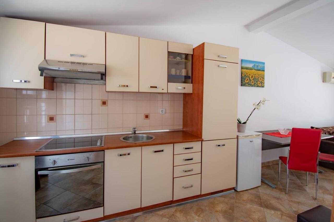 Apartments Betty Borik Rovigno Esterno foto