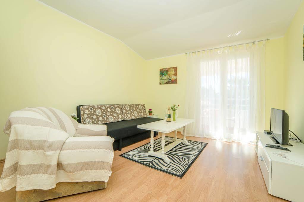 Apartments Betty Borik Rovigno Esterno foto