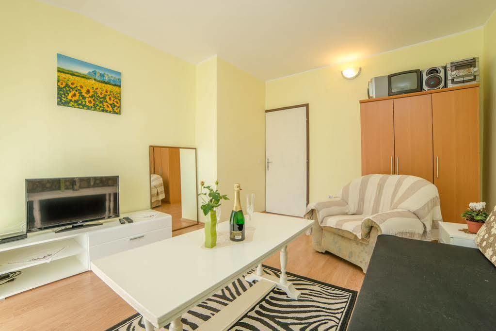 Apartments Betty Borik Rovigno Esterno foto