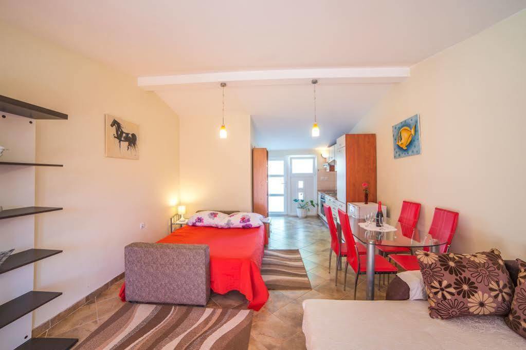 Apartments Betty Borik Rovigno Esterno foto